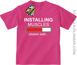 Installing muscles please wait... - Koszulka dziecięca fuchsia
