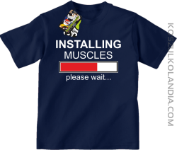 Installing muscles please wait... - Koszulka dziecięca granat