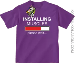 Installing muscles please wait... - Koszulka dziecięca fiolet