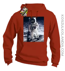 Kosmonauta z deskorolką - Bluza męska z kapturem pomarańczowa 