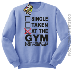 SINGLE TAKEN AT THE GYM  & dont have time for your shit - Bluza STANDARD błękit