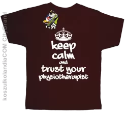 Keep Calm and trust your Physiotherapist - Koszulka Dziecięca - Brązowy