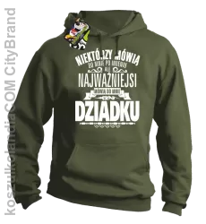 Niektórzy mówią do mnie po imieniu ale najważniejsi mówią do mnie DZIADKU - Bluza męska z kapturem khaki