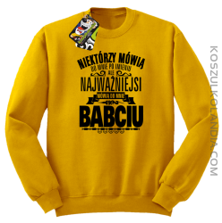 Niektórzy mówią do mnie po imieniu ale najważniejsi mówią do mnie BABCIU - Bluza męska standard bez kaptura żółta 