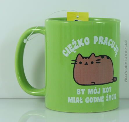 Ciężko pracuje by mój kot miał godne życie - Kubek ceramiczny zielony 