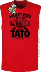 Niektórzy mówią do mnie po imieniu ale najważniejsi mówi o mnie TATO - Bezrękawnik męski czerwony 