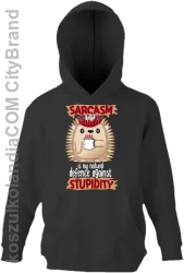 Sarcasm is my natural defence against stupidity - bluza dziecięca z kapturem czarna