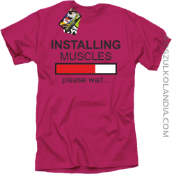 Installing muscles please wait... - Koszulka męska fuchsia