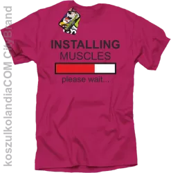 Installing muscles please wait... - Koszulka męska fuchsia