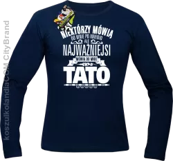 Niektórzy mówią do mnie po imieniu ale najważniejsi mówi o mnie TATO - Longsleeve męski granat