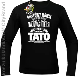 Niektórzy mówią do mnie po imieniu ale najważniejsi mówi o mnie TATO - Longsleeve męski czarny 