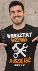 Warsztat wzywa musze iść  - koszulka męska z nadrukiem 2