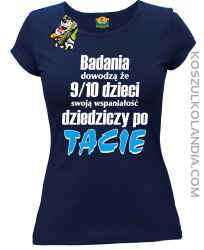 Badania dowodzą, że 9/10 dzieci swoją wspaniałość dziedziczy po tacie-Koszulka damska granatowa 